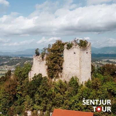 Pot iz Šentjurja na Planino pri Sevnici vodi mimo ruševin srednjeveškega gradu Rifnik.