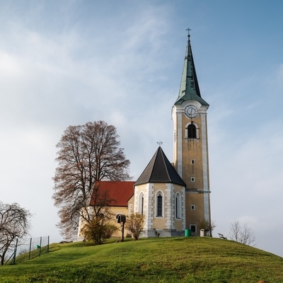 Cerkev svete Rozalije stoji na vrhu 369 m visokega hriba.