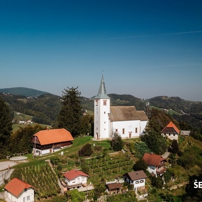 Cerkev sv. Uršule leži na vrhu 464 m visokega hriba Sveta Uršula nad Dramljami.