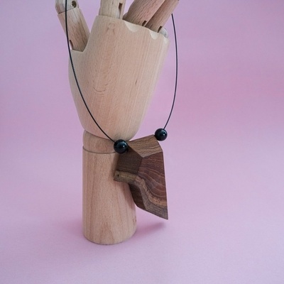 Ogrlica z obeskom iz tikovega lesa.