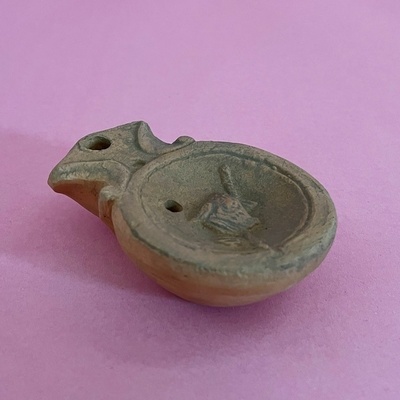Rimska oljenka z upodobljeno satirovo glavo in tirsom.