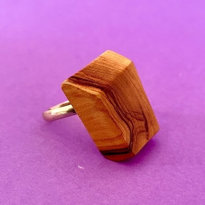 Leseni prstani so iz lesa oljke. Les je naravno obdelan, brez lakiranja.