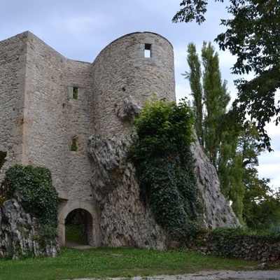 Vhod v ruševine gradu Planina.