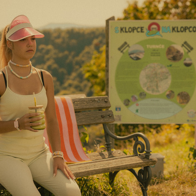 Influencerka na klopci Turnče