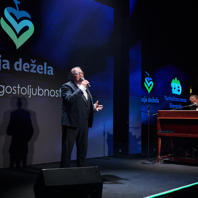 Glasbeni gost je bil Oto Pestner. 